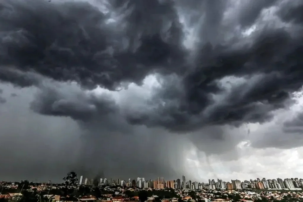 Frente fria traz rajadas de vento ao Sul; tempo seco predomina Sudeste