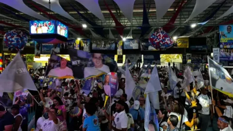 Ginásio do Sesc Bosque começa a lotar para convenção de Mailza e Jessica.