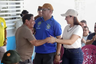 Governadora cumpre agenda em Manoel Urbano e ouve demandas de vereadores durante Festival de Praia.