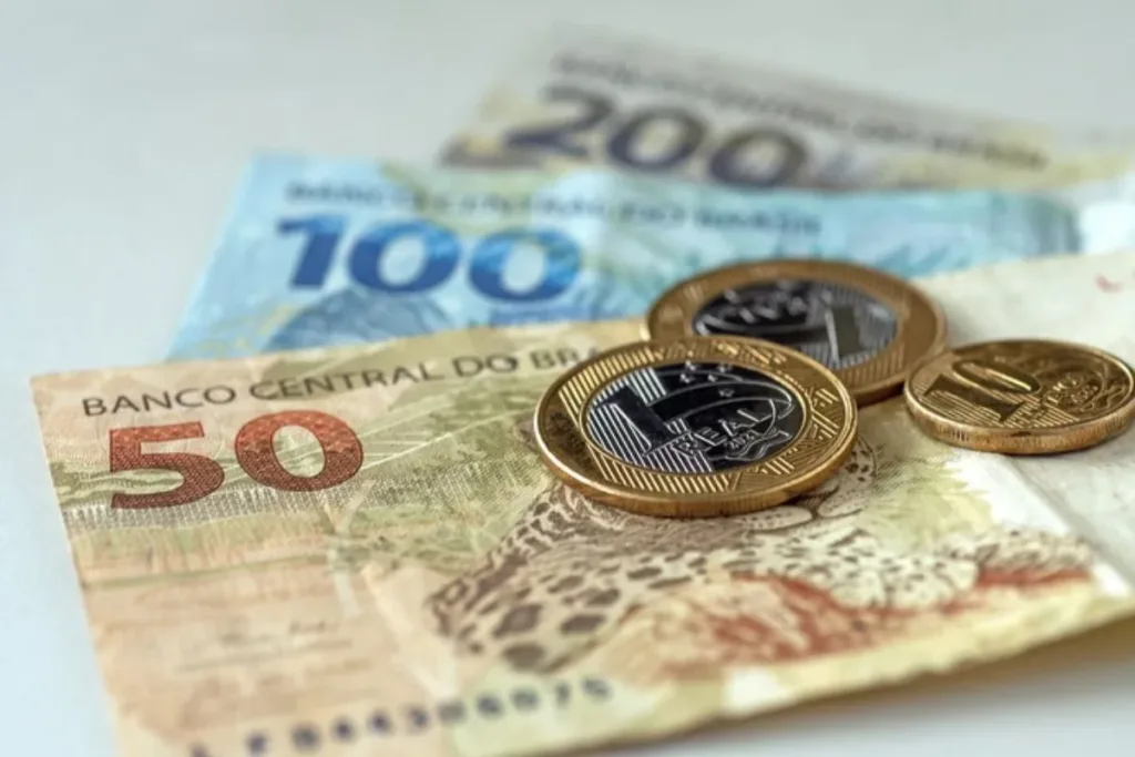 Governo Lula refaz cálculo e estima salário mínimo de R$ 1.741 em 2027