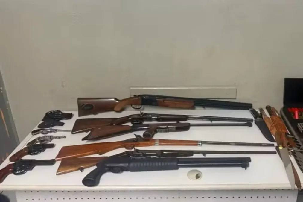 Homem de 68 anos tenta desviar da PM e acaba preso com 10 armas