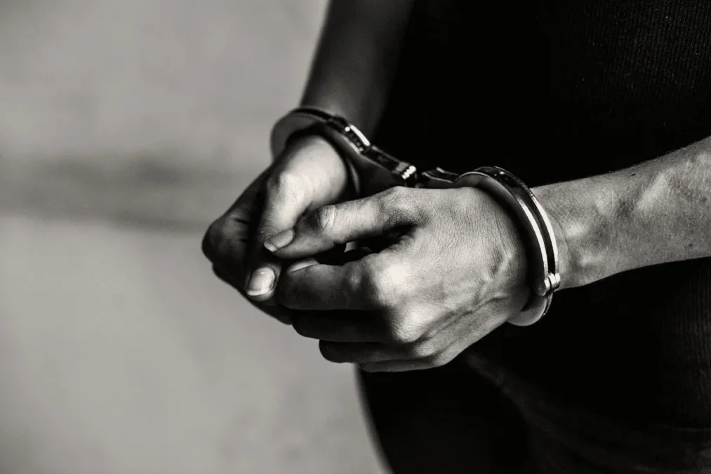 Homem é condenado a 35 anos por tentar matar companheira a tijoladas