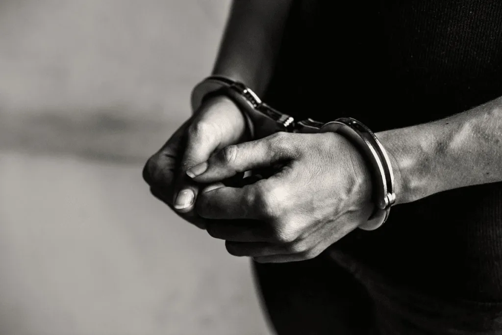 Homem é condenado a 35 anos por tentar matar companheira a tijoladas