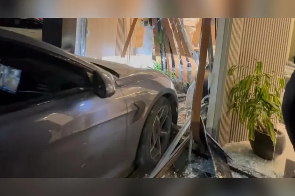 Homem invade clínica com carro e é preso com porções de crack no RS