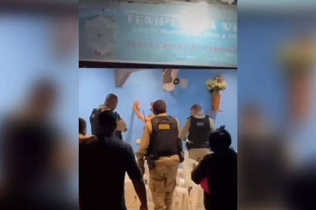 Homem mata mulher a tiros, se esconde em igreja e acaba preso em MG