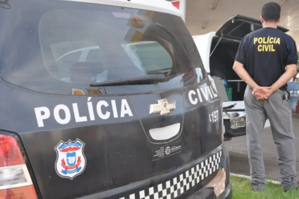 Homem tenta matar esposa com chave Phillips, se arrepende e busca socorro