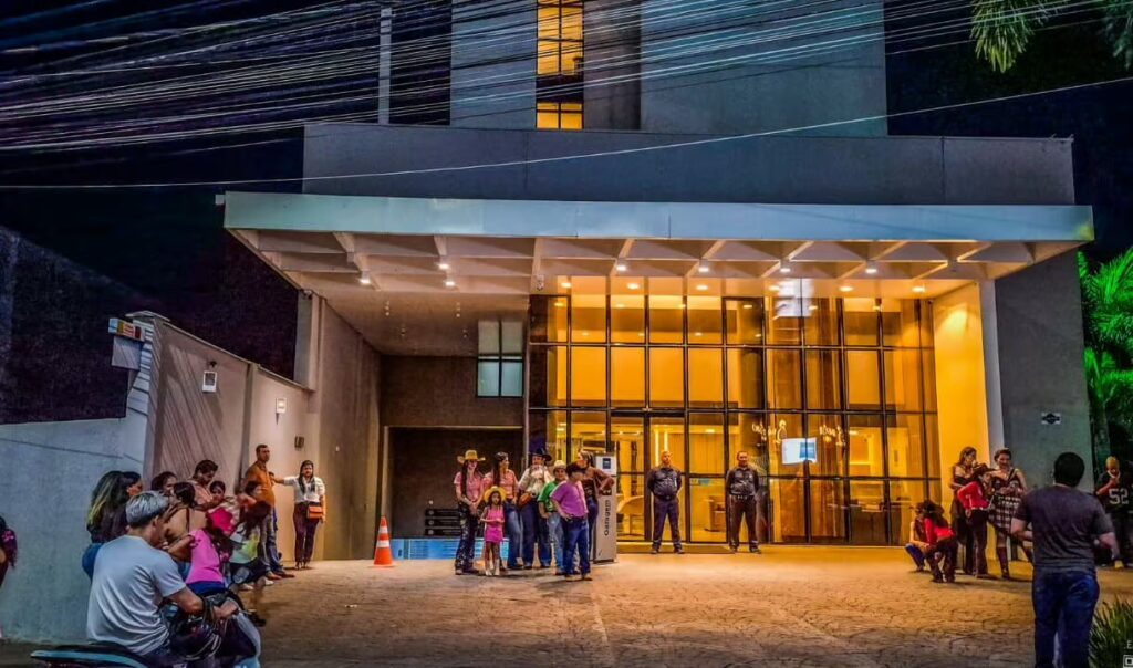 Fãs aguardam Ana Castela no hotel após show da Expoacre e vivem expectativa de encontro