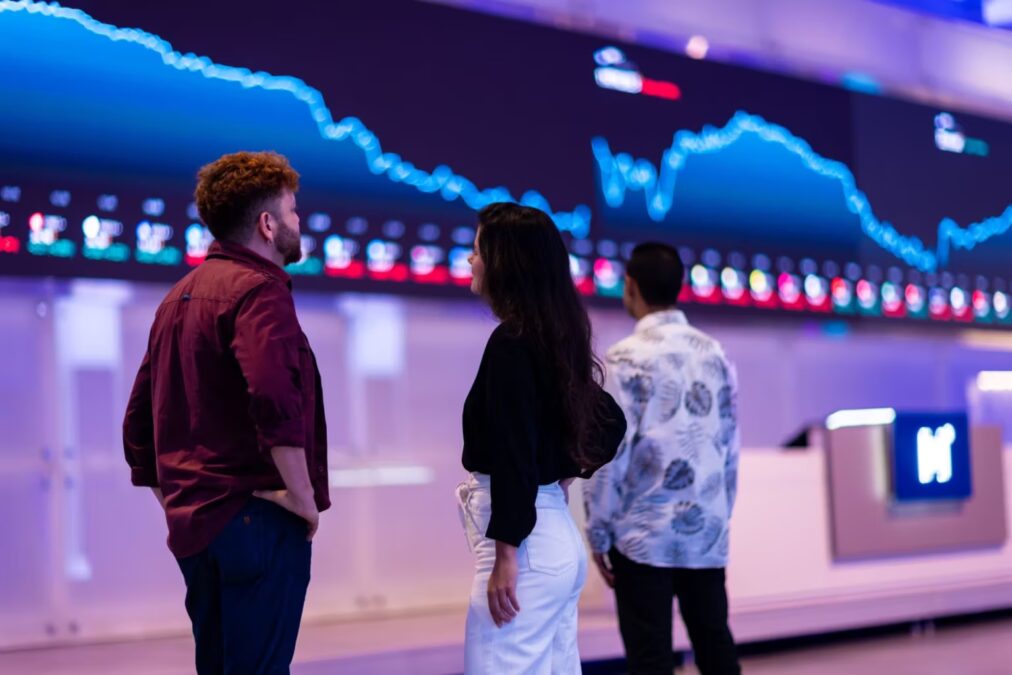 Ibovespa supera 176 mil pontos, perde fôlego e fecha quase estável