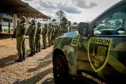 Equipes policiais realizam buscas e recolhem motocicleta em ramal de Mâncio Lima.
