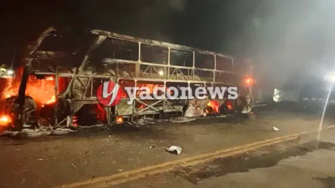 Jovem é preso após incendiar moto, carro e ônibus de R$ 2 milhões em Assis Brasil.