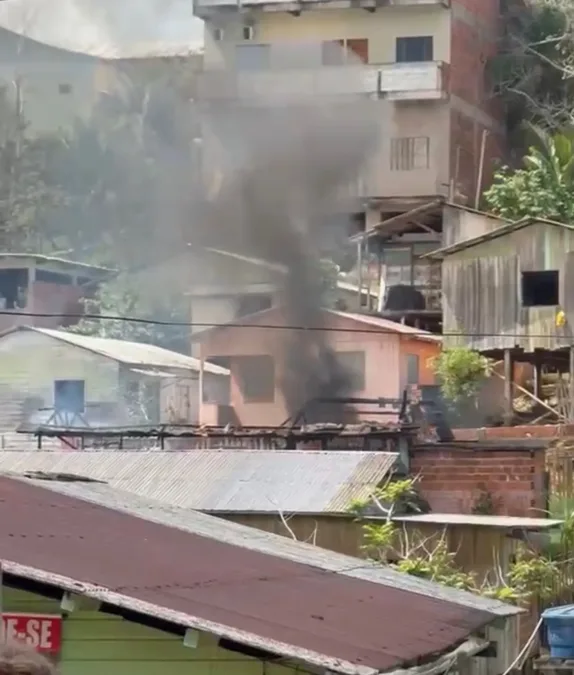 Incêndio destrói completamente casa de madeira em Cruzeiro do Sul