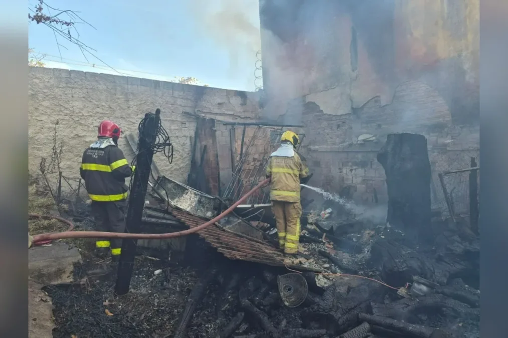 Incêndio após queima de lixo danifica casa e imóvel vizinho em BH