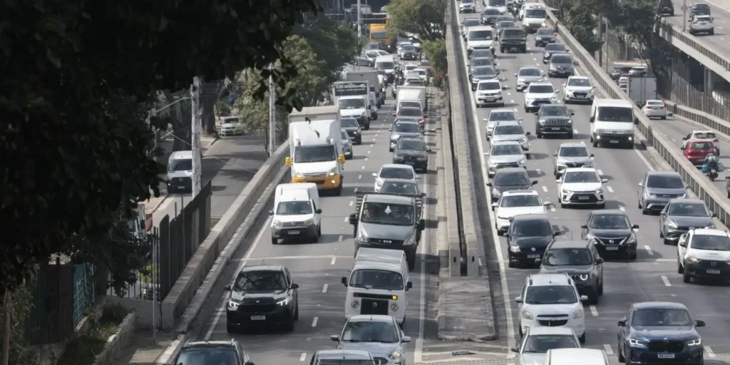 Paralisação de trens causa congestionamento nas ruas de SP