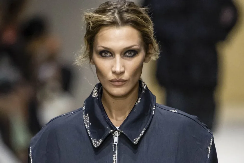 Jaqueta "descascada" da Prada chega às lojas por cerca de R$ 50 mil