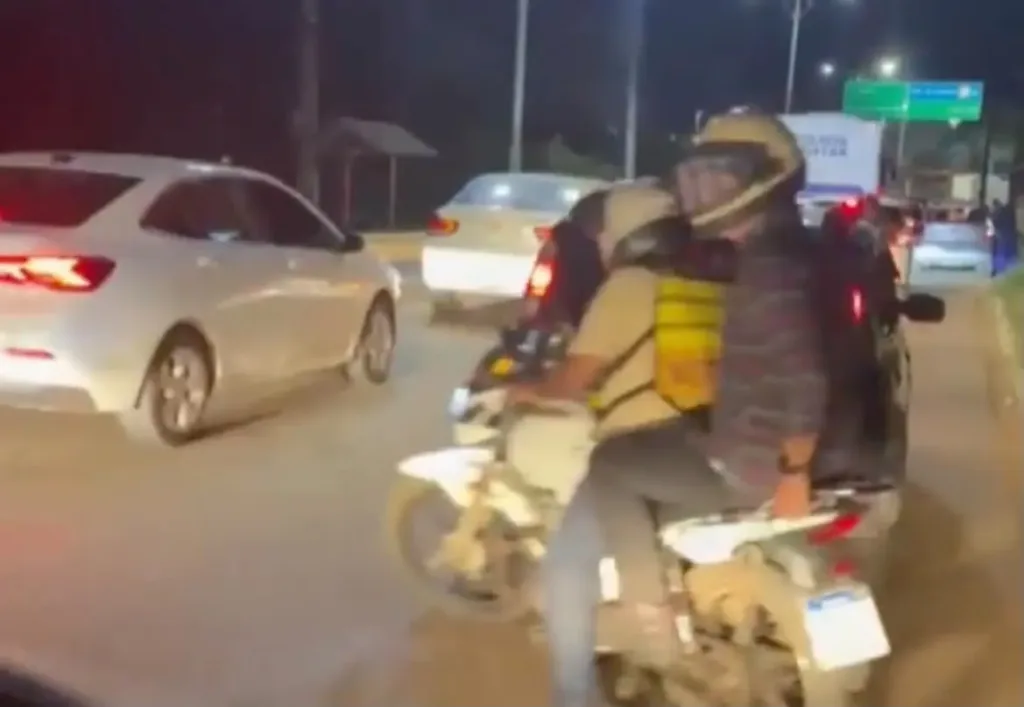 Jorge Viana chega de mototáxi à Expoacre e chama atenção em meio ao trânsito