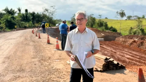 Jorge Viana percorre BR-364 e acompanha obras no Acre.