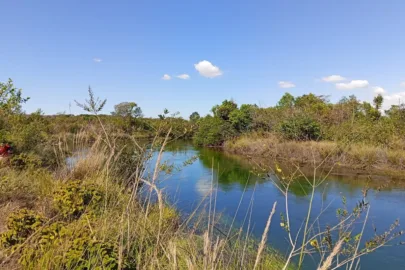 Jovem morre afogado após atravessar rio durante pescaria em Goiás