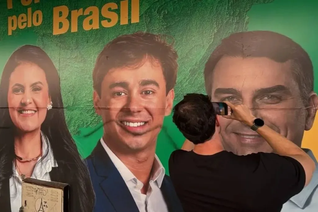 Juiz dá 48h para Flávio e Nikolas retirarem propaganda irregular