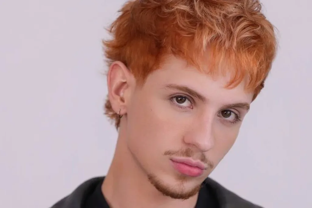 Juliano Floss surge em viagem com "morena misteriosa" após término