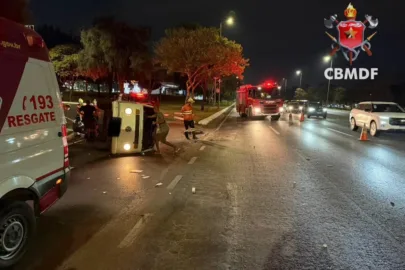 Kombi tomba no Eixão Sul e motorista é levado ferido ao hospital