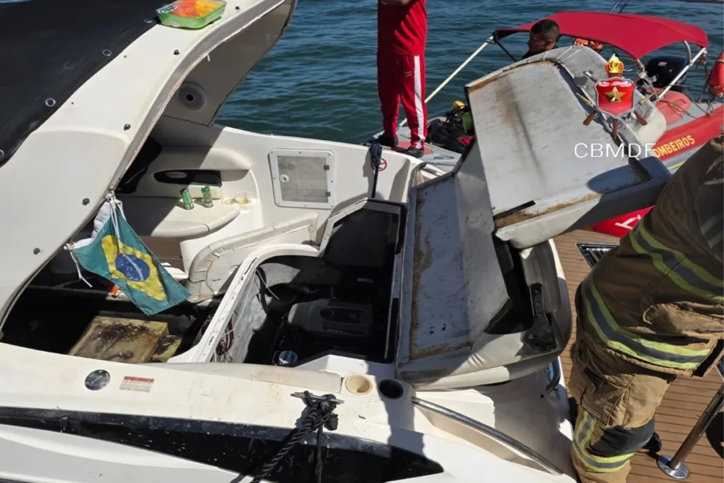 Lancha pega fogo no Lago Paranoá e mulher sofre queimaduras na perna