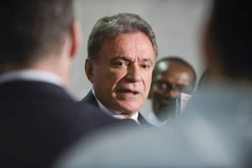 Líder nas pesquisas, Alvaro Dias desiste de candidatura ao Senado