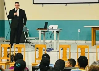 Delegado Thiago Parente ministra palestra sobre violencia contra a mulher em Sena Madureira.
