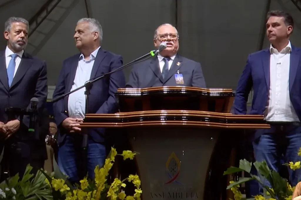 Lira encontra Flávio Bolsonaro em culto após evitar agendas em Alagoas