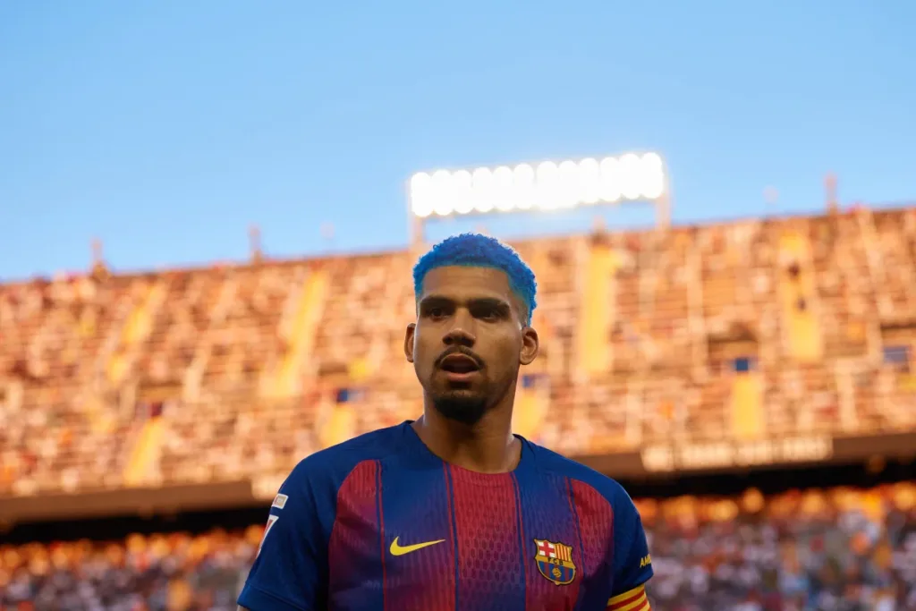 Liverpool acerta contratação de Ronald Araújo, ex-Barcelona