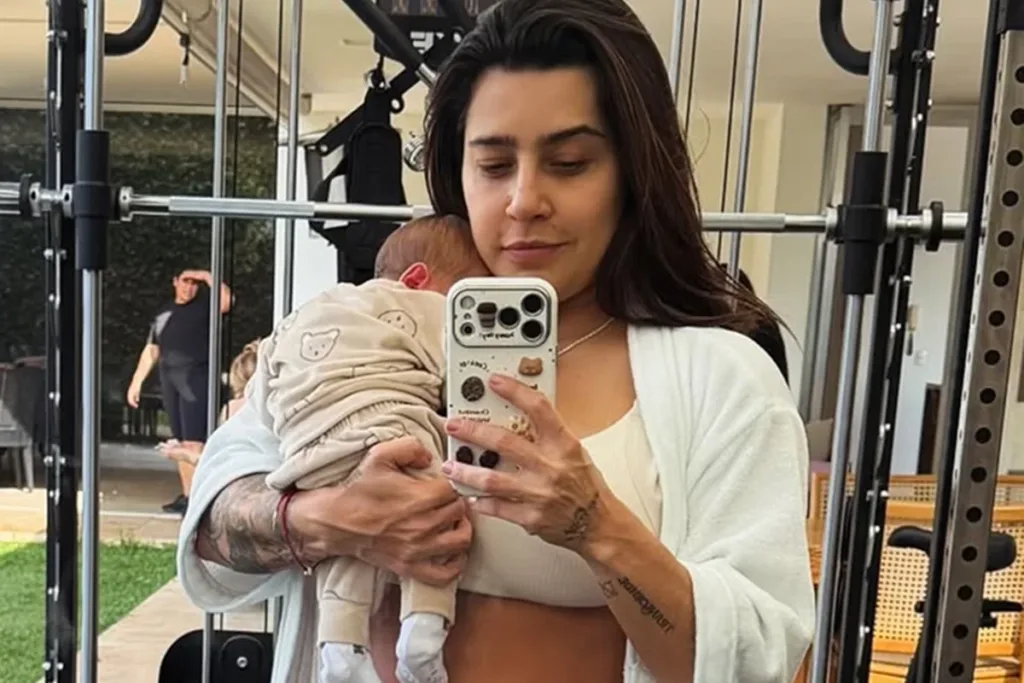 "Lugares preferidos", diz Lauana Prado ao posar com Dom na academia