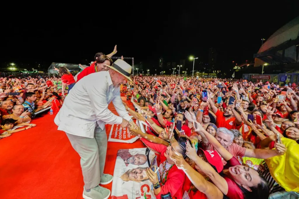 Lula mobiliza movimentos sociais para campanha de rua e mira indecisos