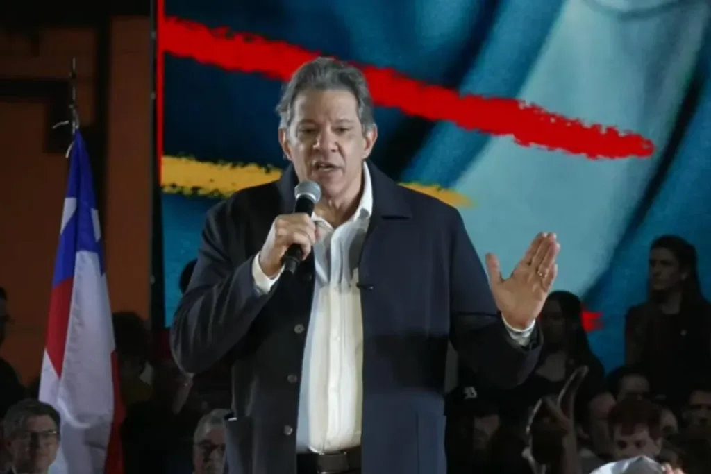 "Lula não baixa cabeça para presidente de outro país", provoca Haddad
