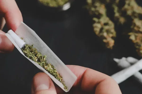 Homem é preso por tráfico de maconha perto de transporte escolar em Cruzeiro do Sul