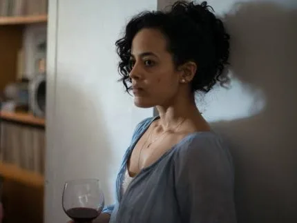 Canal Brasil celebra os 50 anos de Maeve Jinkings com maratona especial