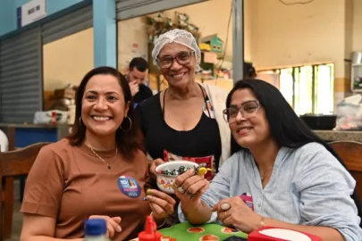 Mailza apresenta propostas para produção e comércio durante agenda no Mercado da Sobral.