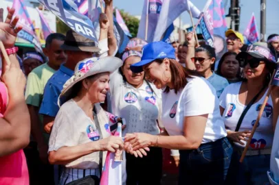 Mailza em caminhada com lideranças comunitárias e moradores no bairro São Francisco, em Rio Branco.