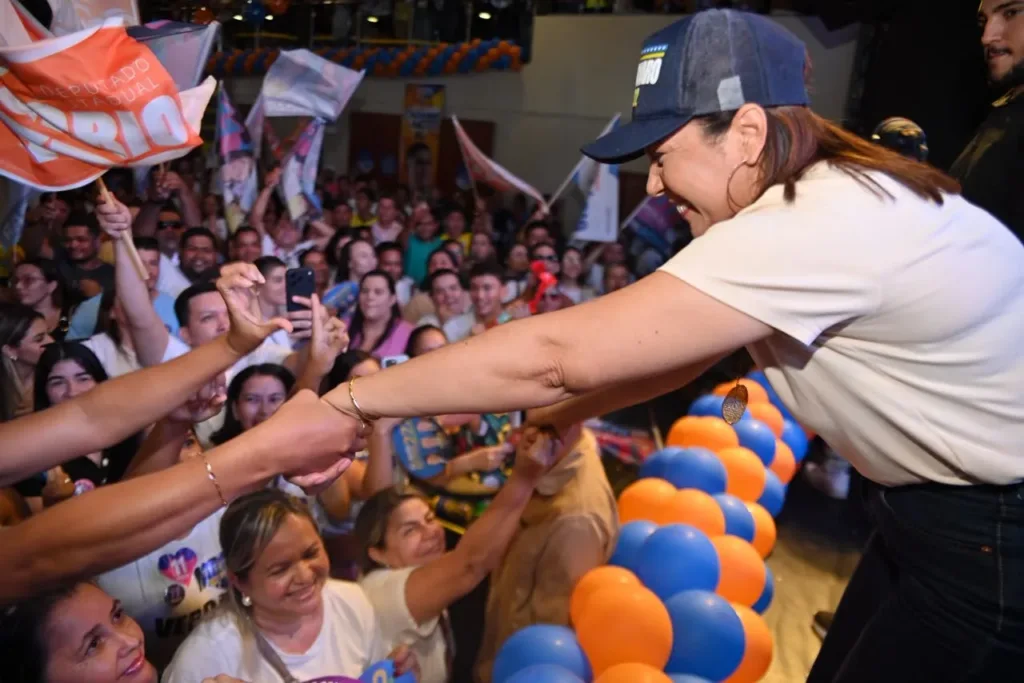 Mailza e lideranças políticas discursam durante lançamento da campanha de Fagner Calegário em Rio Branco.