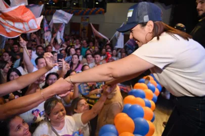 Mailza e lideranças políticas discursam durante lançamento da campanha de Fagner Calegário em Rio Branco.