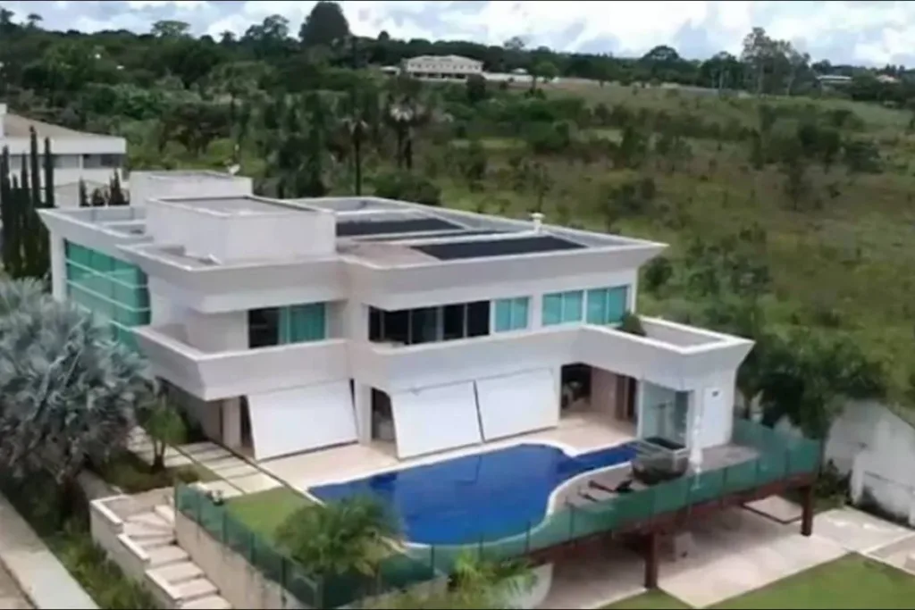 Mansão de R$ 6,2 milhões no Lago Sul fez patrimônio de Flávio disparar
