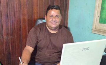 Marcelo Mota Pinheiro ao lado do prefeito Gerlen Diniz e do secretário Adevaldo Rodrigues em Sena Madureira.
