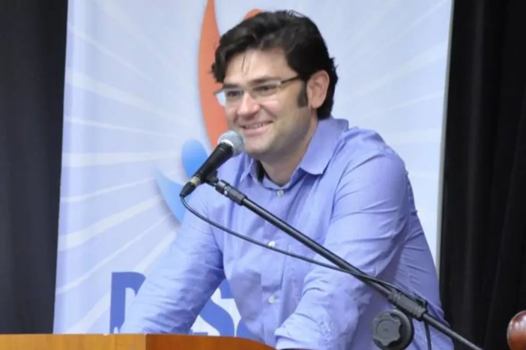 Marqueteiro tenta montar equipe antes dar “sim” definitivo a Flávio