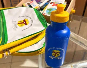 Prefeitura de Sena Madureira entrega mochilas, fardas e sandálias para estudantes