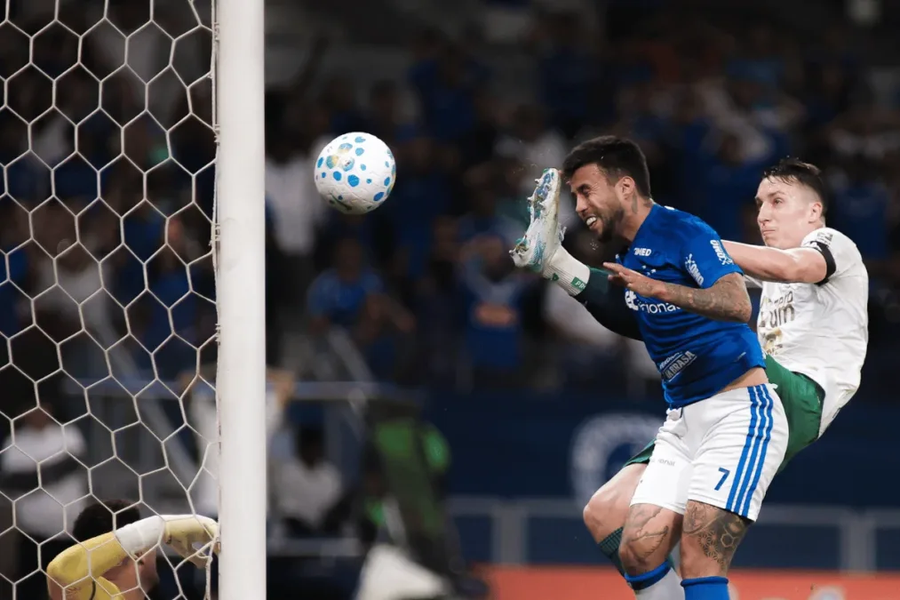 Matheus Henrique fratura o nariz durante partida do Cruzeiro