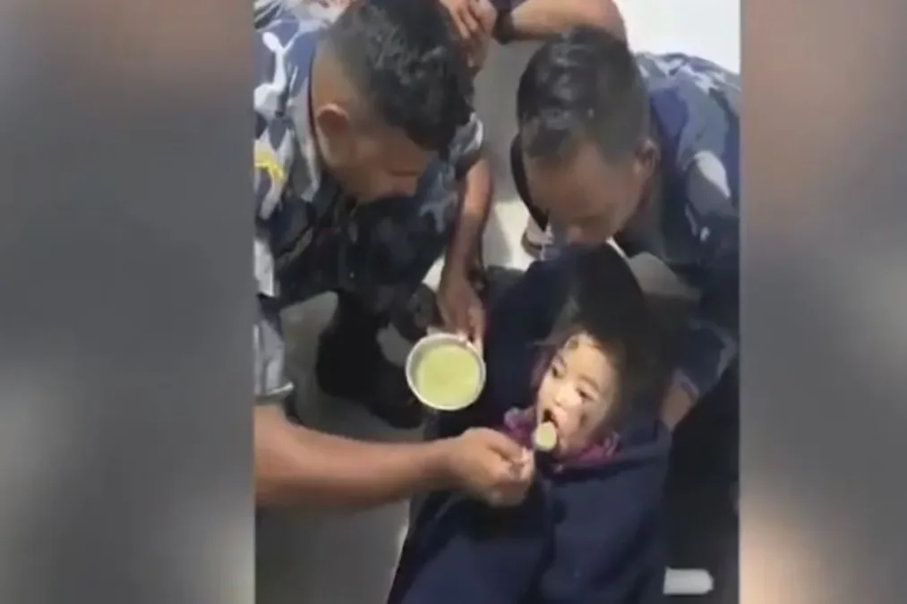 Menina de 6 anos é encontrada após passar 60 horas soterrada no Nepal