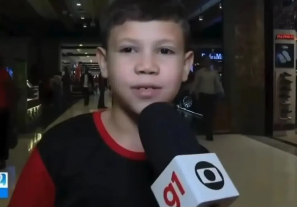 Menino manda mensagem para pai que morreu antes de seu nascimento e emociona equipe de TV