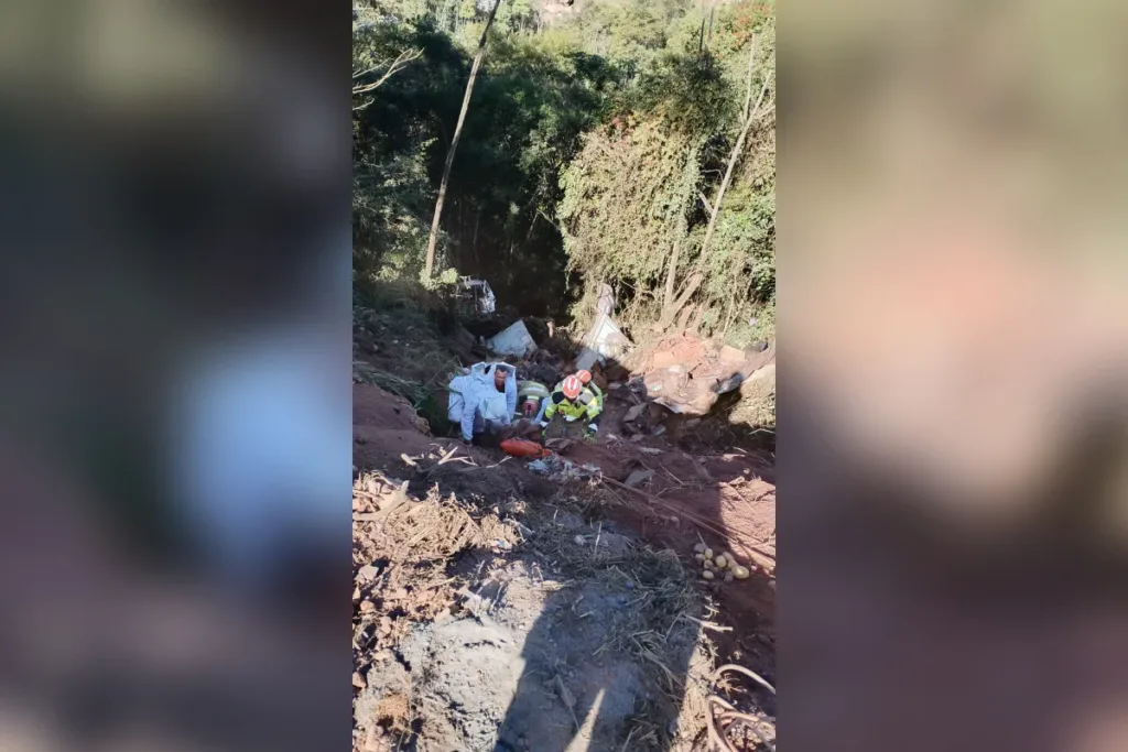 MG: caminhão cai em ribanceira e mobiliza bombeiros em Itabirito