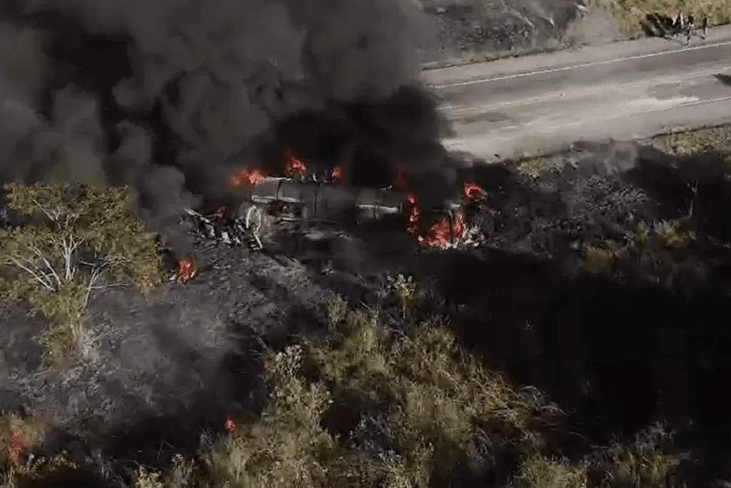 MG: carreta carregada de aguarrás pega fogo após colisão na BR-116