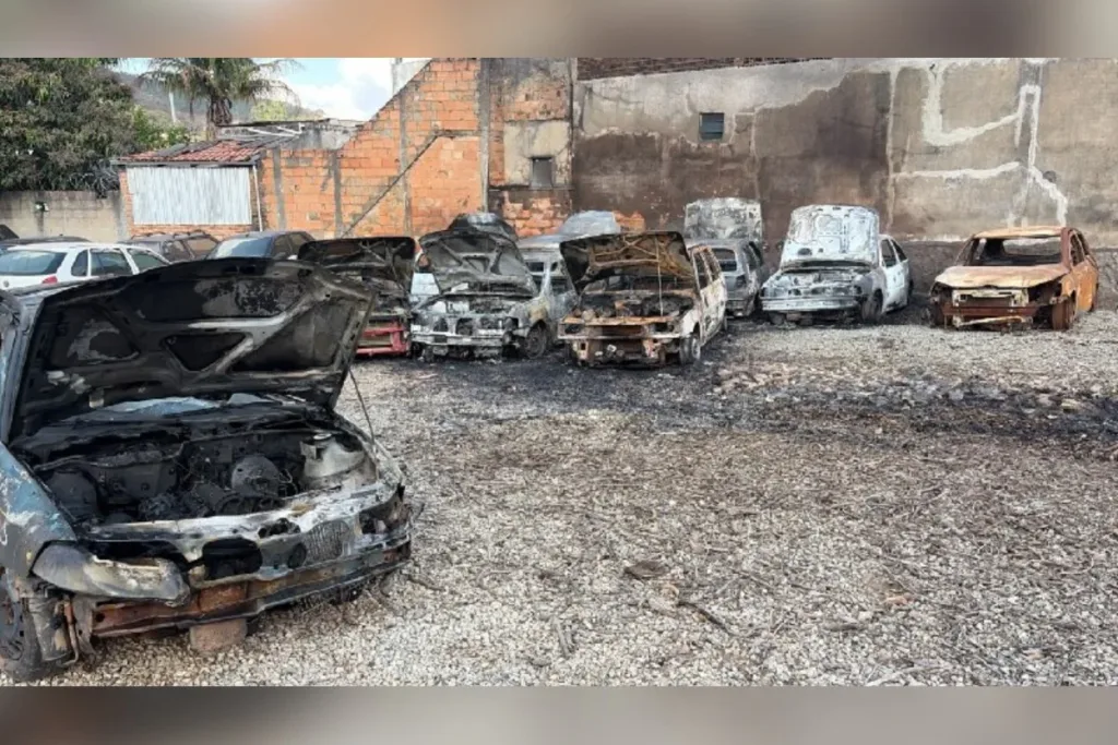 MG: incêndio atinge pátio e destrói carros apreendidos em Itaúna