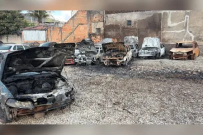 MG: incêndio atinge pátio e destrói carros apreendidos em Itaúna