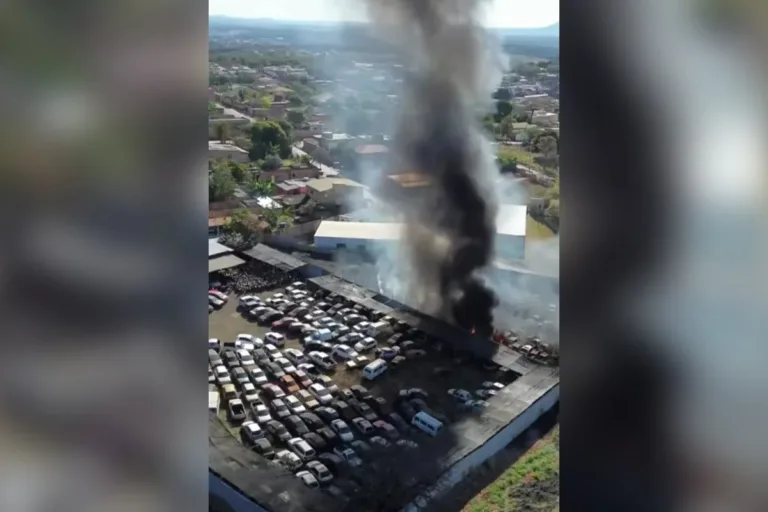 MG: pátio de veículos pega fogo em Igarapé neste domingo (2/8)